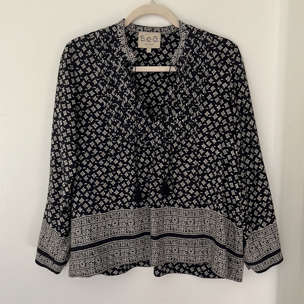 100% Silk. In great condition. Dark navy blue pattern.